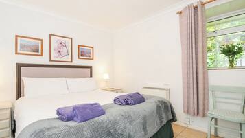 2 Schlafzimmer, individuell dekoriert, individuell eingerichtet