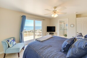 2 bedrooms, desk, iron/ironing board, WiFi - Stunning Home in Coupeville w/ Deck + Beach Access (Coupeville)