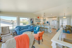 TV, books - Stunning Home in Coupeville w/ Deck + Beach Access (Coupeville)
