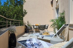 Unclassified image, 5 of 31, button