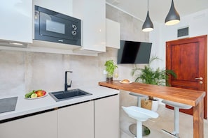 Refrigerador, microondas, placa de cocina, lavavajillas