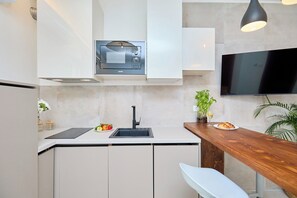 Fridge, microwave, stovetop, dishwasher
