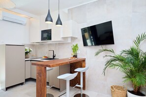 Kühlschrank, Mikrowelle, Herdplatte, Geschirrspüler