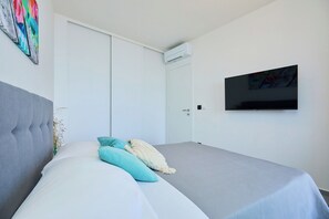 Unclassified image, 5 of 44, button