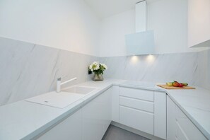 Unclassified image, 4 of 44, button