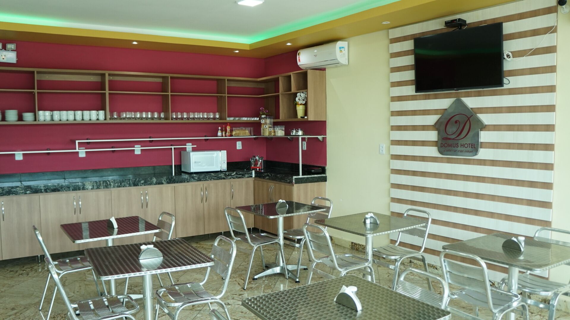 Café da manhã com buffet grátis todos os dias