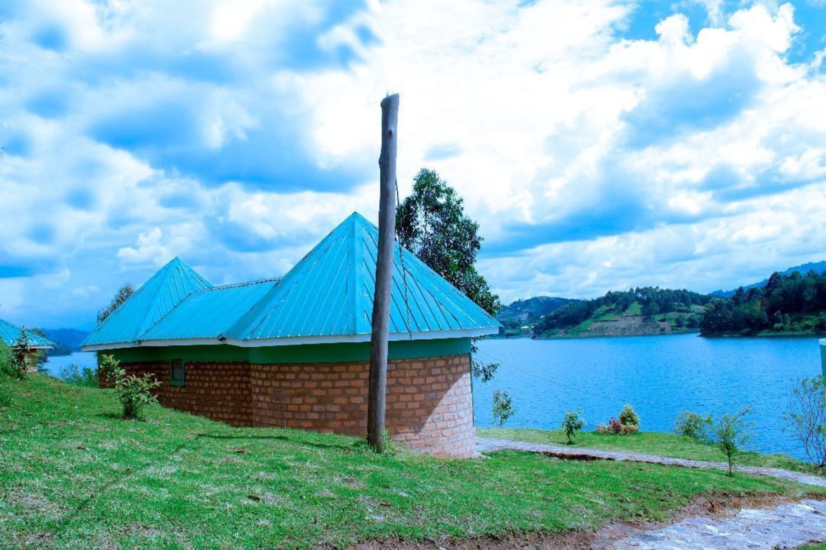 Standard Cottage, 1 Bedroom | Desk, laptop workspace, bed sheets