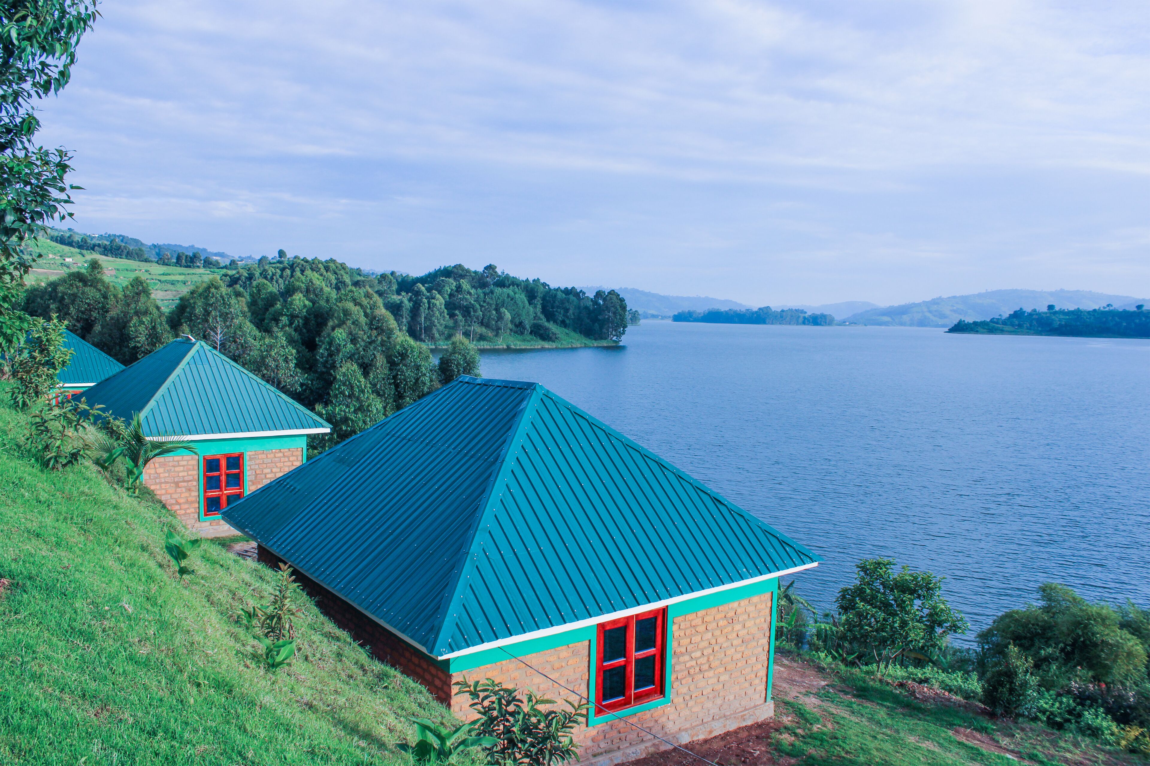 Family Cottage | Desk, laptop workspace, bed sheets