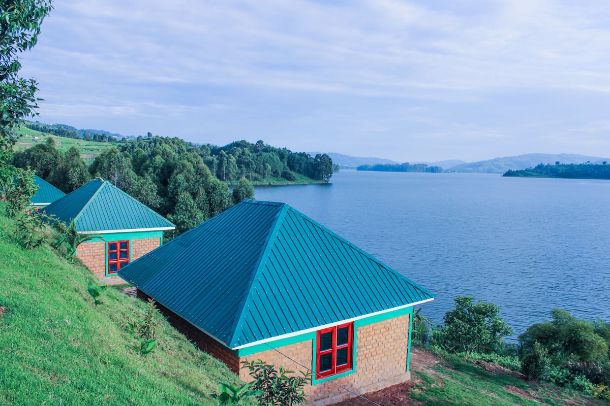Family Cottage | Desk, laptop workspace, bed sheets