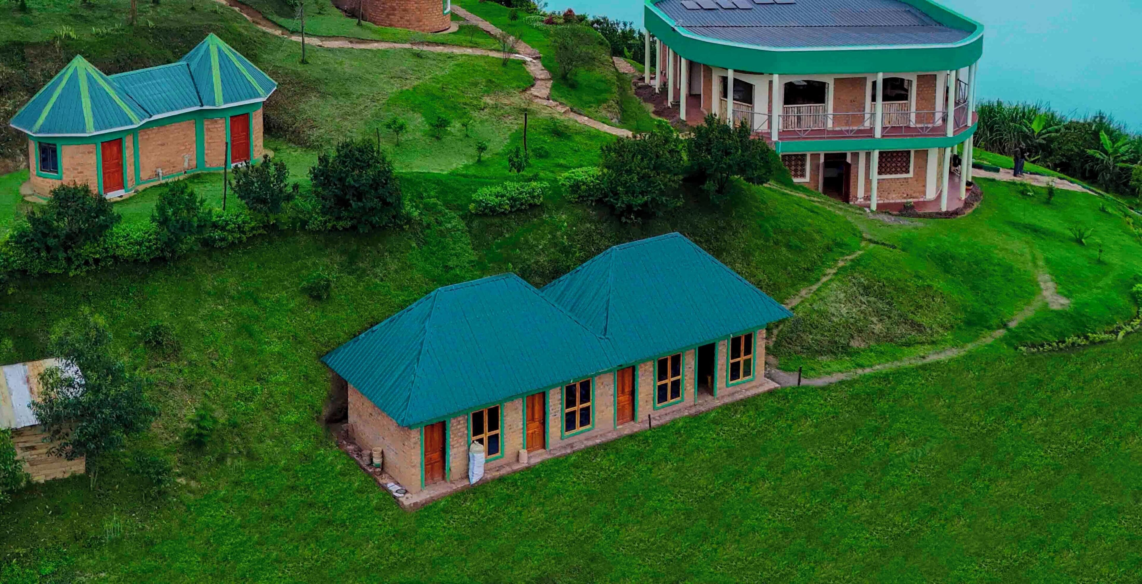 Casa de campo económica | Escritorio, espacio para trabajar con laptop y ropa de cama 