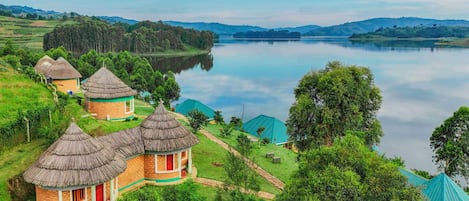 ChaumiĂšre luxueuse, 1 lit double | Bureau, espace de travail pour ordinateurs portables, literie fournie