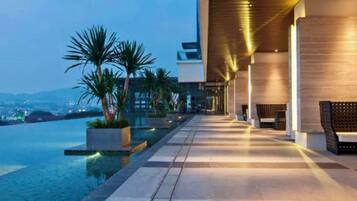 2 albercas al aire libre, sombrillas en la alberca y camastros