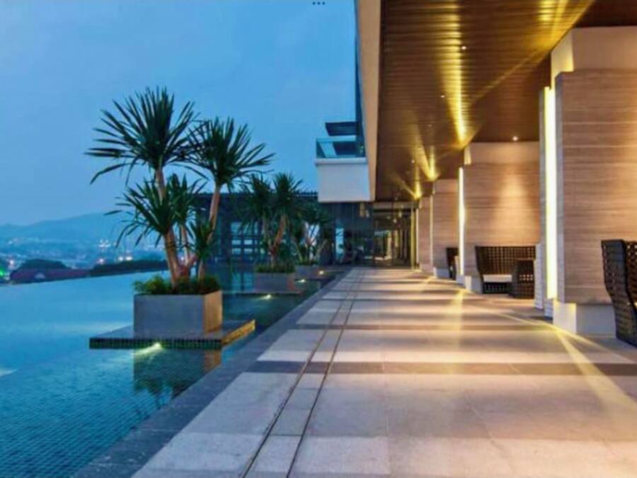 2 piscinas externas, funciona das 7h às 22h, guarda-sóis