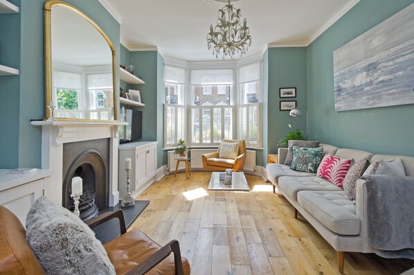 Smart TV - I Came To Boogie - Four Bedroom House, Sleeps 9 (London)