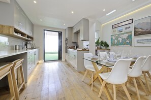 Dining - I Came To Boogie - Four Bedroom House, Sleeps 9 (London)