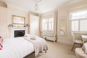 4 bedrooms, desk, iron/ironing board, WiFi - I Came To Boogie - Four Bedroom House, Sleeps 9 (London)
