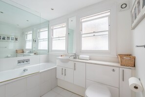 Combined shower/bathtub, hair dryer, towels - I Came To Boogie - Four Bedroom House, Sleeps 9 (London)