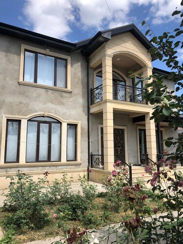 Уютные комнаты на дороге в горы Шахдаг 