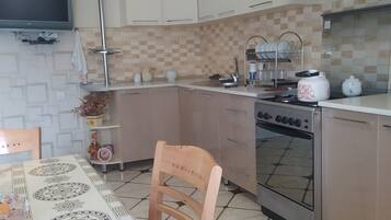 Frigorifero, microonde, forno, bollitore elettrico
