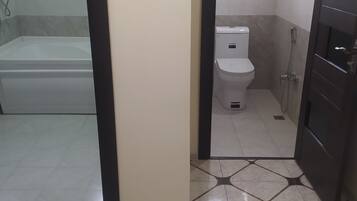 Een douche, een haardroger, een bidet, handdoeken