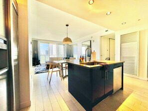 Interior - 1106-Beachfront-Gym-Downtown-Main strip-Oceanview-Pool-Stunning views (Fort Lauderdale)