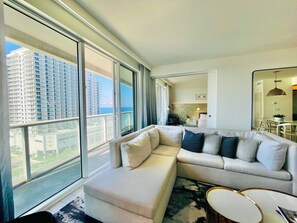 Smart TV, books - 1106-Beachfront-Gym-Downtown-Main strip-Oceanview-Pool-Stunning views (Fort Lauderdale)