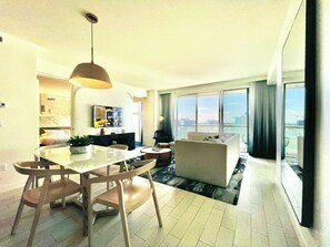 Interior - 1106-Beachfront-Gym-Downtown-Main strip-Oceanview-Pool-Stunning views (Fort Lauderdale)