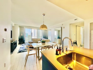 Interior - 1106-Beachfront-Gym-Downtown-Main strip-Oceanview-Pool-Stunning views (Fort Lauderdale)