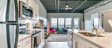 Réfrigérateur, micro-ondes, four, plaque de cuisson