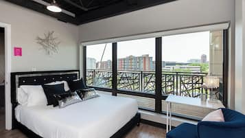 2 slaapkamers, een bureau, een strijkplank/strijkijzer, reisbedje