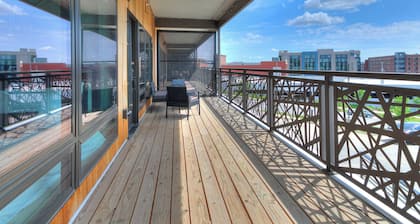 The Cartier Lux DT Apt w/Skyline View