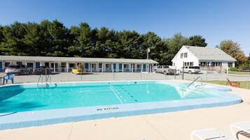 Een seizoensgebonden buitenzwembad