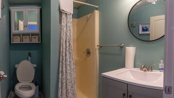 Elite appartement | Badkamer | Een douche, een haardroger, handdoeken, toiletpapier