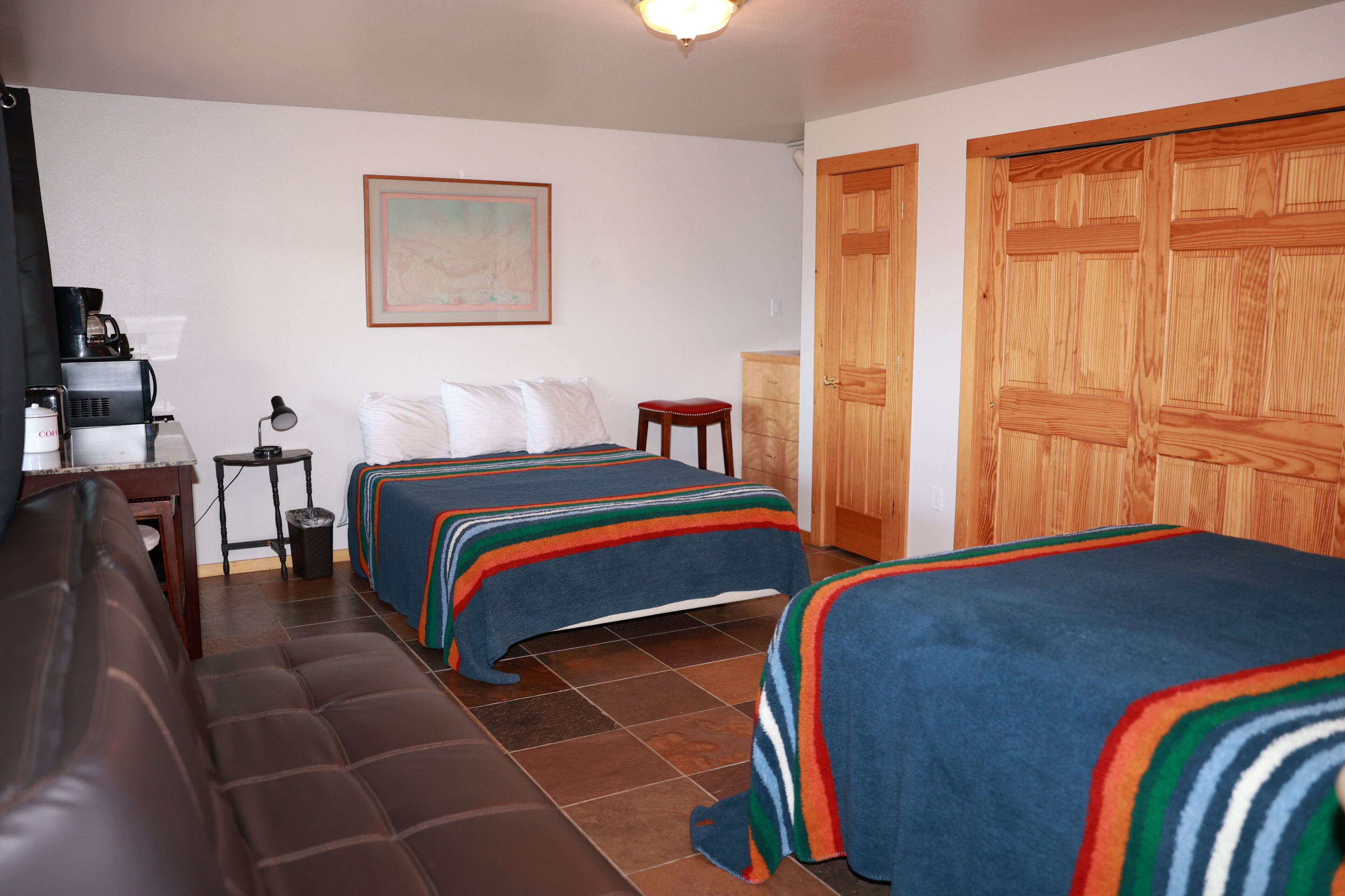 4 habitaciones, tabla de planchar con plancha y cuna de viaje 