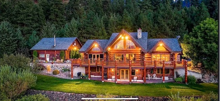 Exterior. Muncton Mountain Lodge