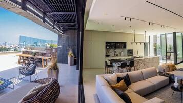 Télévision, cheminée, jeux vidéo, livres