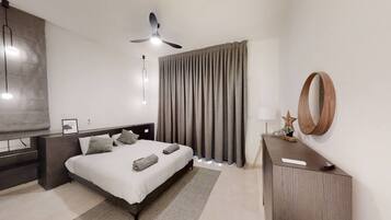 Schreibtisch, Bügeleisen/Bügelbrett, Reisekinderbett, WLAN