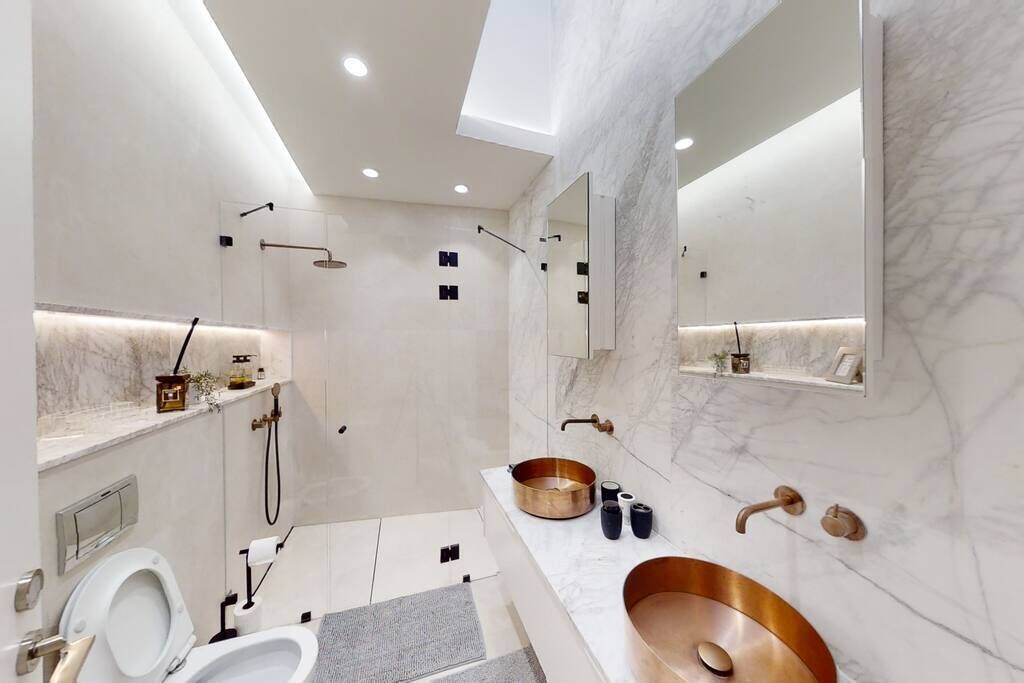 Badewanne, Haartrockner, Handtücher