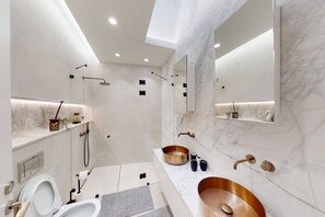Bañera, secador de pelo, toallas