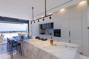 Frigorífico, horno, placa de cocina y lavavajillas