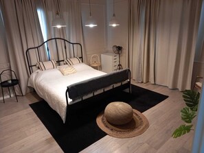 2 bedrooms, iron/ironing board, WiFi