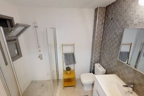 Chuveiro, secador de cabelo, toalhas de banho 