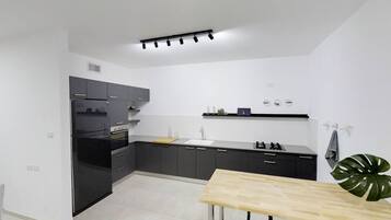 Réfrigérateur, plaque de cuisson, chaise haute