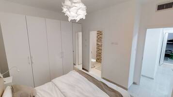 3 bedrooms, desk, iron/ironing board, WiFi