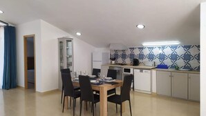 A compact kitchen with a dining area. - With a view of Serra de Aire e Candeeiros, with a calm location (Petfriendly). (Cruz da Légua)