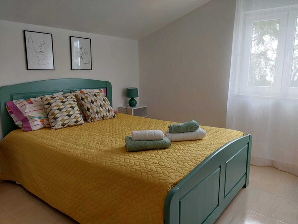 2 bedrooms, desk, iron/ironing board, travel cot