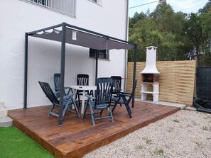 Outdoor dining - With a view of Serra de Aire e Candeeiros, with a calm location (Petfriendly). (Cruz da Légua)