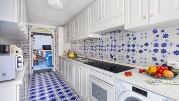 Fridge, microwave, oven, coffee/tea maker