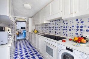 Fridge, microwave, oven, coffee/tea maker