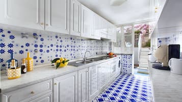 KĂŒhlschrank, Mikrowelle, Ofen, Wasserkocher mit Kaffee-/Teezubehör